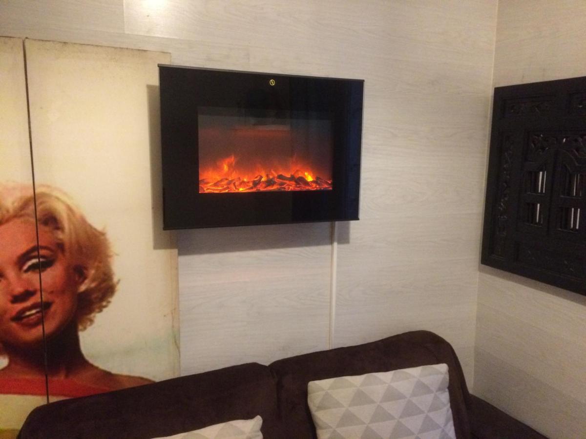 Studio "Maryline" Sejours Parisiens Abordables - Rez De Chaussee Sur Beau Patio Ombrage- Accessible Handcaps - Grand Canape-Lit Clic Clac 2 Places - Cuisine Equipee - Salle De Bains - 5 Minutes Du Metro Brochant Ligne 13,Bus 74 Et 31 Eksteriør bilde