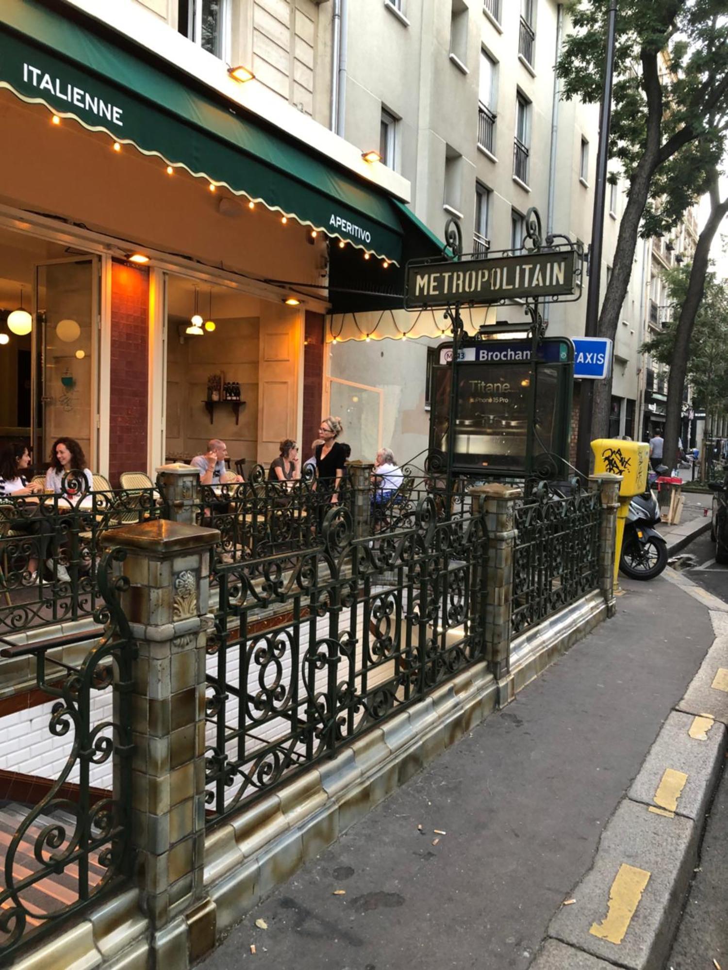 Studio "Maryline" Sejours Parisiens Abordables - Rez De Chaussee Sur Beau Patio Ombrage- Accessible Handcaps - Grand Canape-Lit Clic Clac 2 Places - Cuisine Equipee - Salle De Bains - 5 Minutes Du Metro Brochant Ligne 13,Bus 74 Et 31 Eksteriør bilde