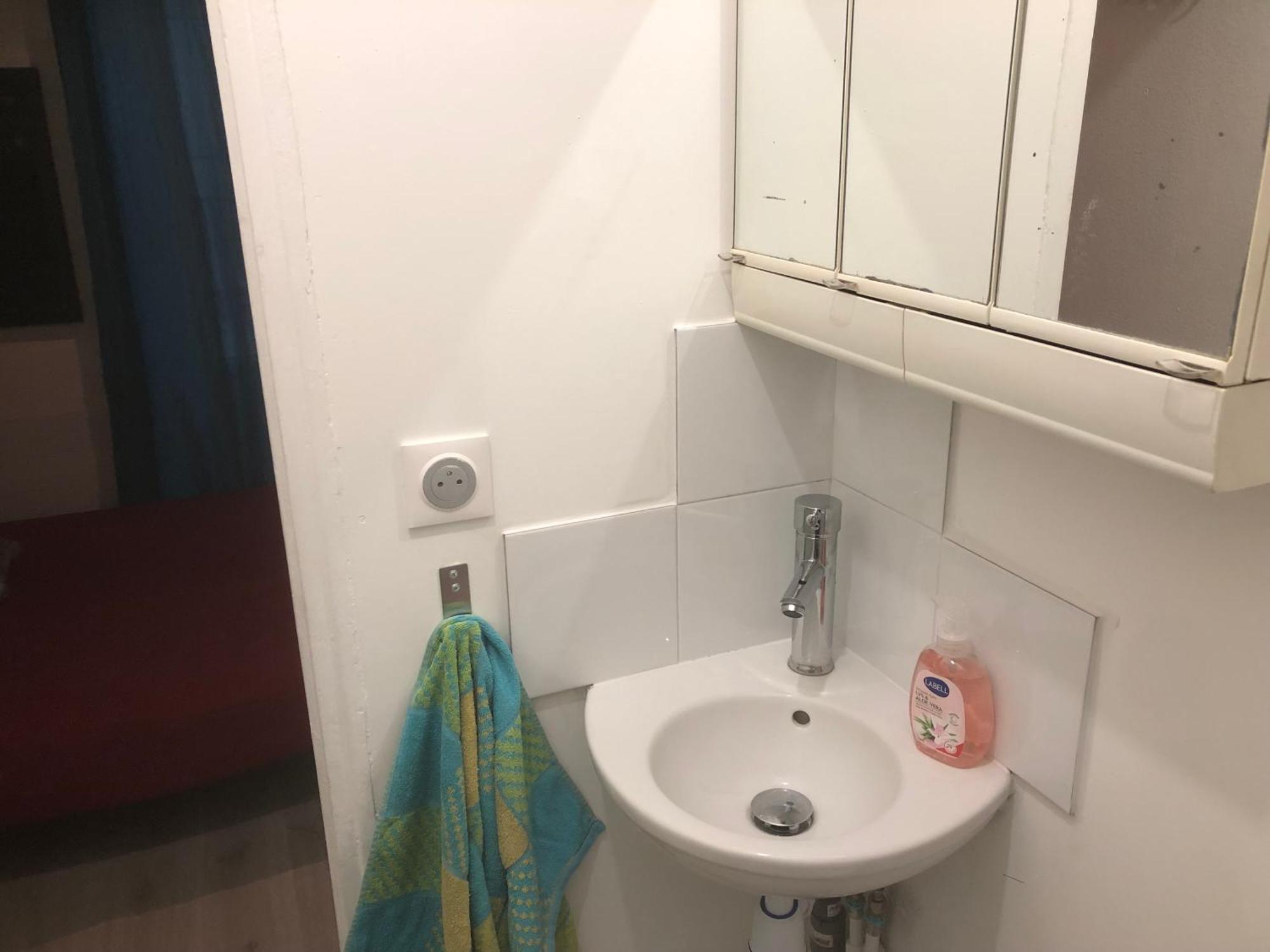 Studio "Maryline" Sejours Parisiens Abordables - Rez De Chaussee Sur Beau Patio Ombrage- Accessible Handcaps - Grand Canape-Lit Clic Clac 2 Places - Cuisine Equipee - Salle De Bains - 5 Minutes Du Metro Brochant Ligne 13,Bus 74 Et 31 Eksteriør bilde